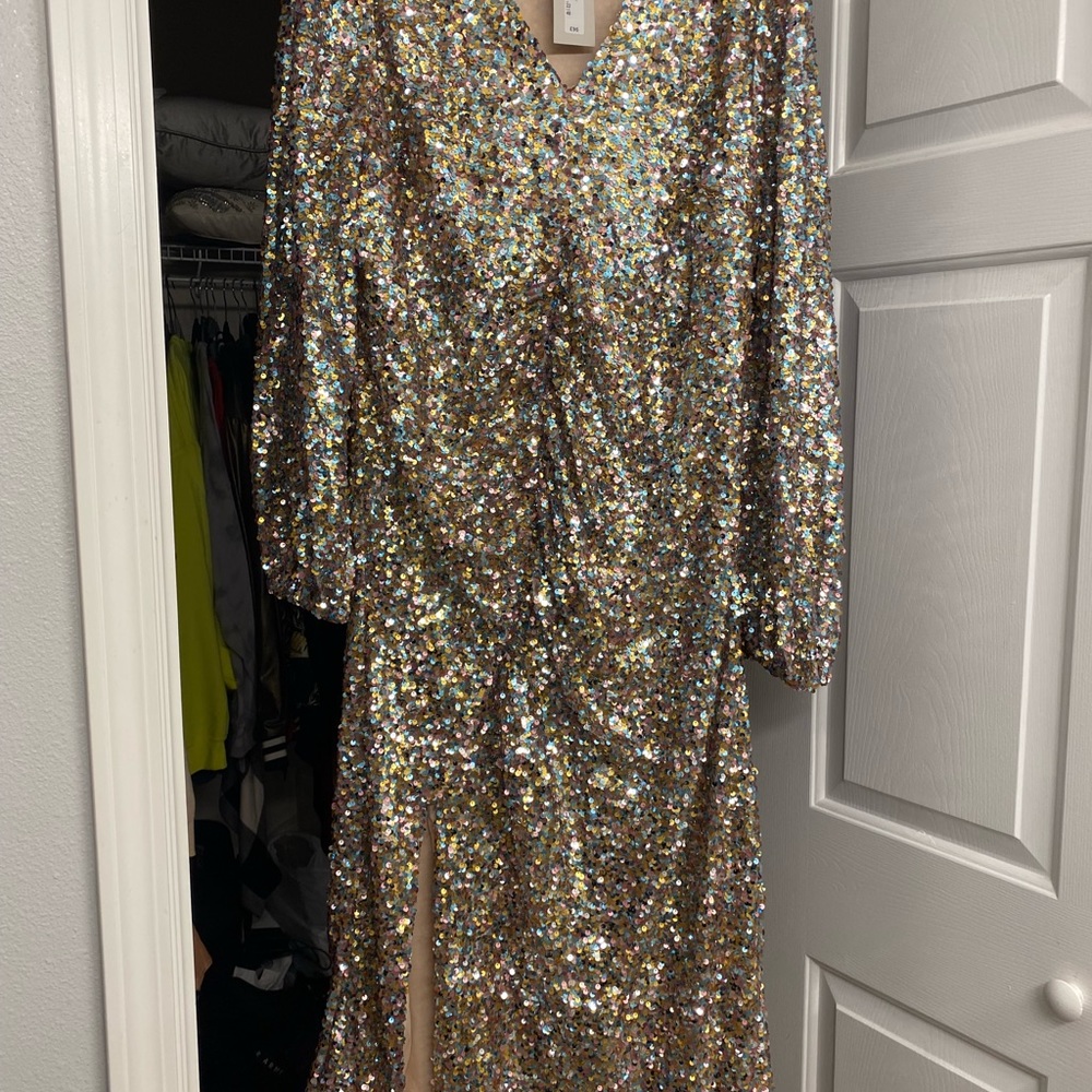 Brand new, never worn midi sequin dress with a side slit and rouching.